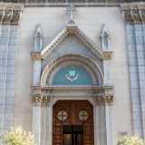 ...custodisce il portale d�accesso lievemente aggettante. Su di esso vi � una lunetta a mosaico recante lo stemma benedettino e il motto Pax In Viam Pacis (�Pace sul cammino della Pace�).